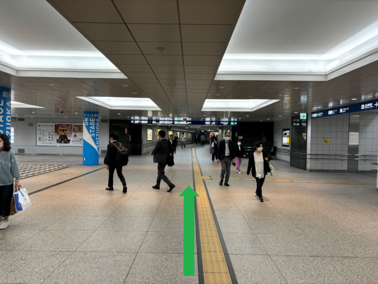 ③階段を降りて直進し、大きな地下十字路を新静岡駅方面へ直進します。